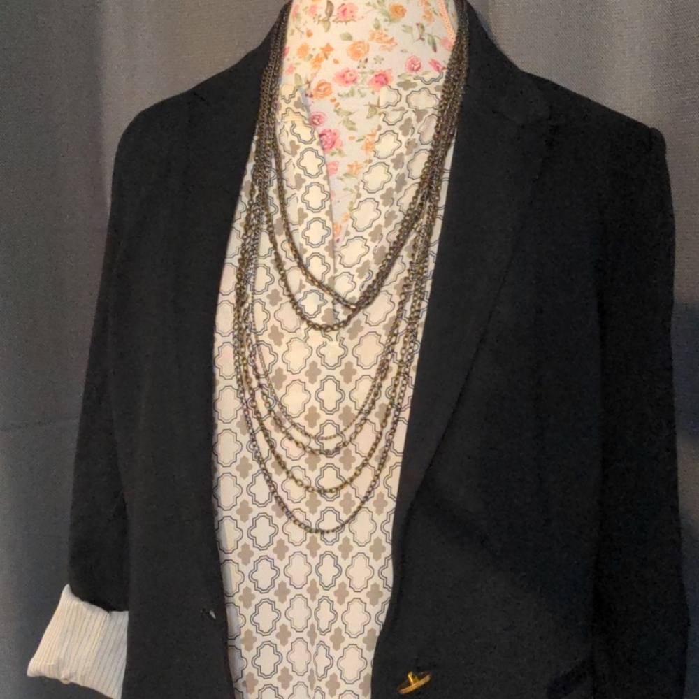 Tunic with pleated design- perfect for layering - Picture 6 of 6